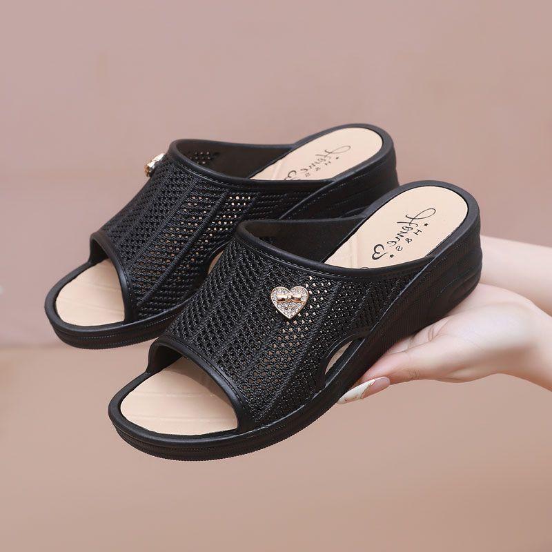 Женские тапочки для использования на открытом воздухе, на толстой подошве, на высоком каблуке, нескользящие, с мягкой подошвой, для домашней ванной комнаты, женские сандалии на танкетке 36-40
Женские тапочки для использования на открытом воздухе, на толстой подошве, на высоком каблуке, нескользящие, с мягкой подошвой, для домашней ванной комнаты, женские сандалии на танкетке 36-40