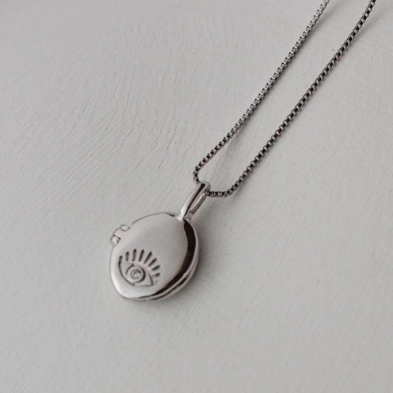 Personalized Necklace Open And Close Eye Album Pendant Bracelet Collarbone Chain Necklace Electroplated Gold Color Retention
Personalized Necklace Open And Close Eye Album Pendant Bracelet Collarbone Chain Necklace Electroplated Gold Color Retention