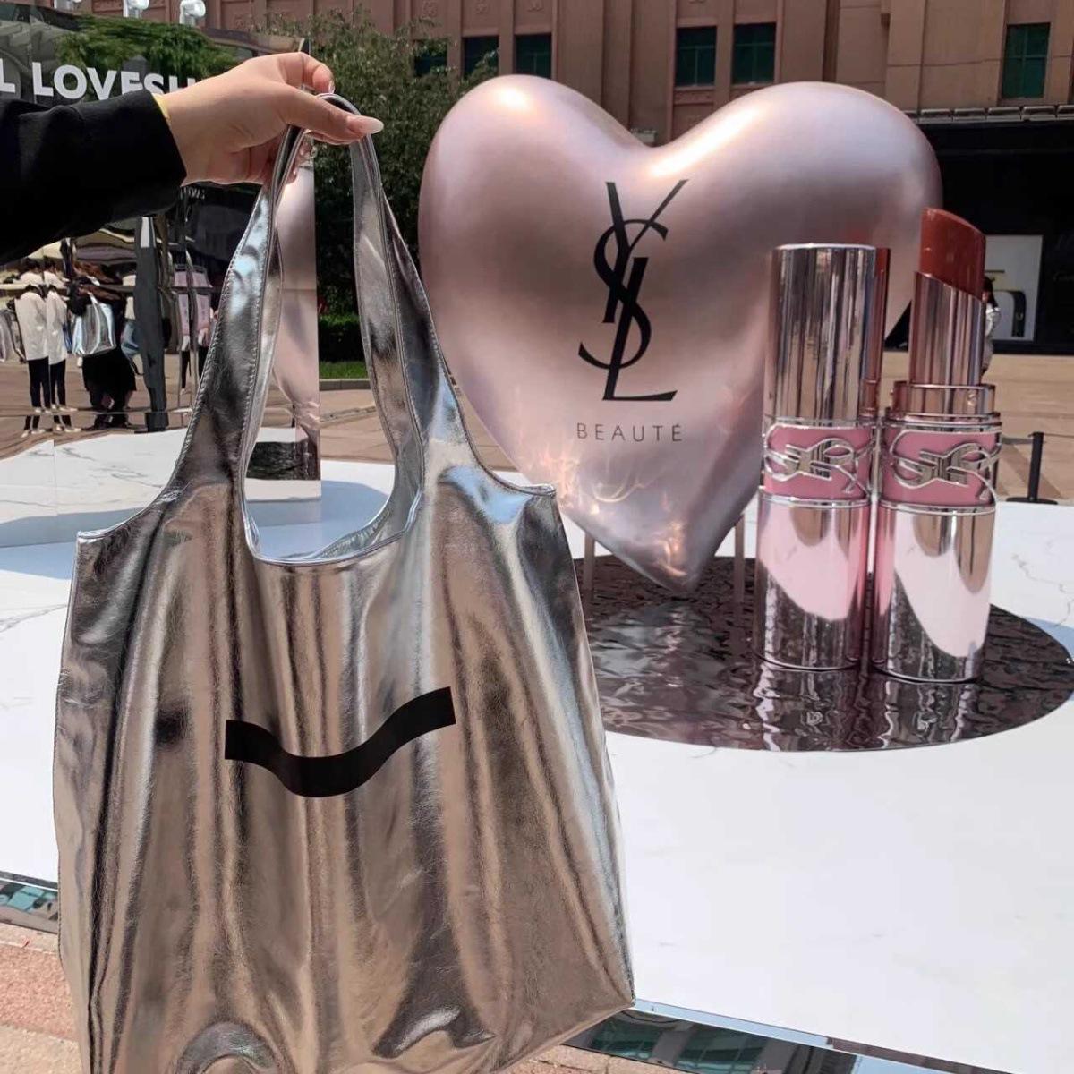 Французская нишевая ретро сумка-тоут женская 2025 новая модная серебристая сумка через плечо большой вместимости сумка-подмышка для поездок на работу серебряный
Французская нишевая ретро сумка-тоут женская 2025 новая модная серебристая сумка через плечо большой вместимости сумка-подмышка для поездок на работу серебряный