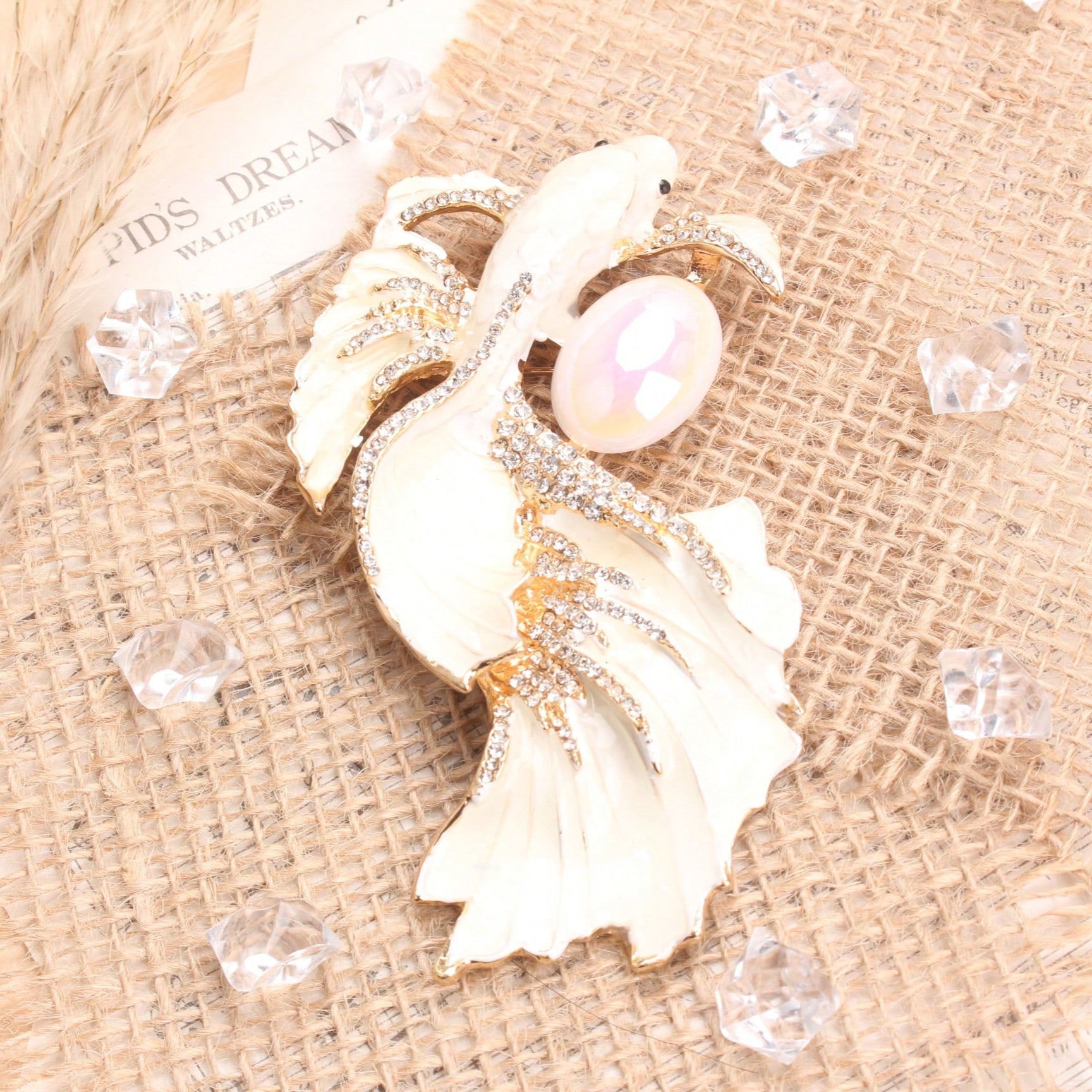 Vintage Goldfish Crystal Brooch, White Enamel Rhinestone Iridescent Gem Pin, Fashion Accessory for Outfits Bags Styling белый
Vintage Goldfish Crystal Brooch, White Enamel Rhinestone Iridescent Gem Pin, Fashion Accessory for Outfits Bags Styling белый