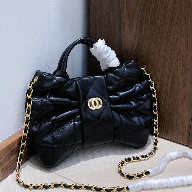 Модная сумка-бант gfeng класса люкс, новая сумка на цепочке с бриллиантами, мятая женская сумка для通勤, ручная сумка, сумка через плечо. 21x3x16cm
Модная сумка-бант gfeng класса люкс, новая сумка на цепочке с бриллиантами, мятая женская сумка для通勤, ручная сумка, сумка через плечо. 21x3x16cm