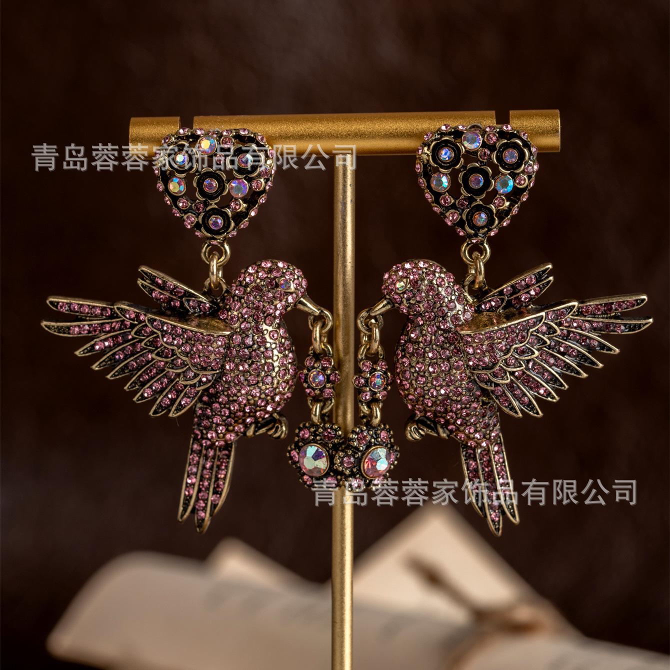 Vintage Fashion Light Luxury Elegant Two Little Bird Earrings Love Necklace Factory High Quality
Vintage Fashion Light Luxury Elegant Two Little Bird Earrings Love Necklace Factory High Quality