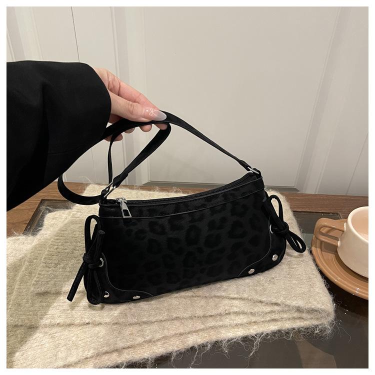 Simple Spring Women Shoulder Bag Elegant Bow Design Crossbody Handle Bag for Comfortable and Versatile Texture Evening Bags чёрный
Simple Spring Women Shoulder Bag Elegant Bow Design Crossbody Handle Bag for Comfortable and Versatile Texture Evening Bags чёрный