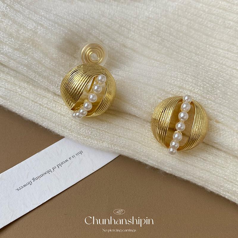 Metal ball ear clips for women without ear holes, new rice beads, light luxury earrings, fashionable versatile studs, high-end niche earrings.
Metal ball ear clips for women without ear holes, new rice beads, light luxury earrings, fashionable versatile studs, high-end niche earrings.