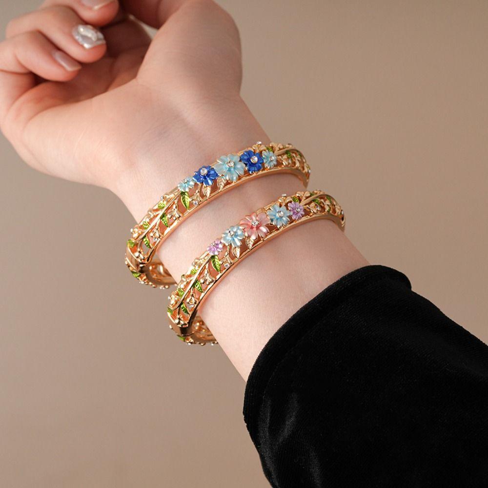 Traditional Vintage Cloisonne Bangle Chinese Women s Hand Bracelet Hollow Out Flower Bangle Girls Style 7
Traditional Vintage Cloisonne Bangle Chinese Women s Hand Bracelet Hollow Out Flower Bangle Girls Style 7