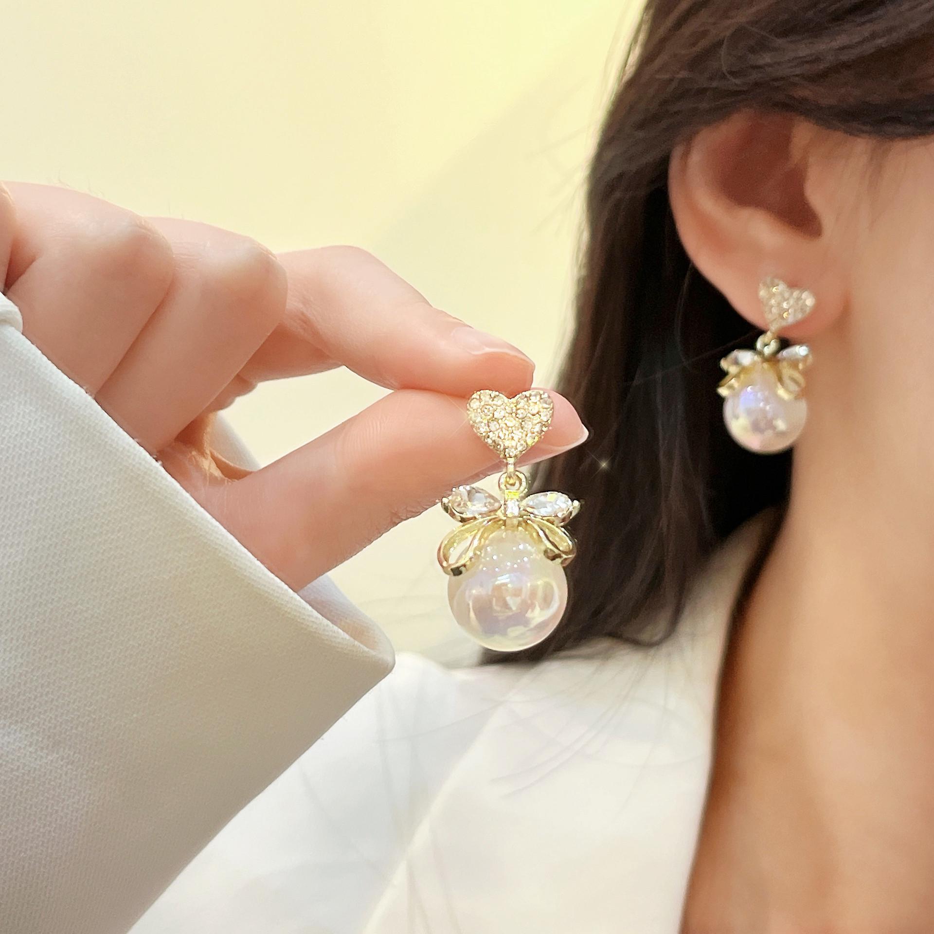 S925 Mermaid Pearl Earrings: Trendy 2022 Design, Heart-Shaped Clips for Non-Pierced Ears Silver Needle
S925 Mermaid Pearl Earrings: Trendy 2022 Design, Heart-Shaped Clips for Non-Pierced Ears Silver Needle