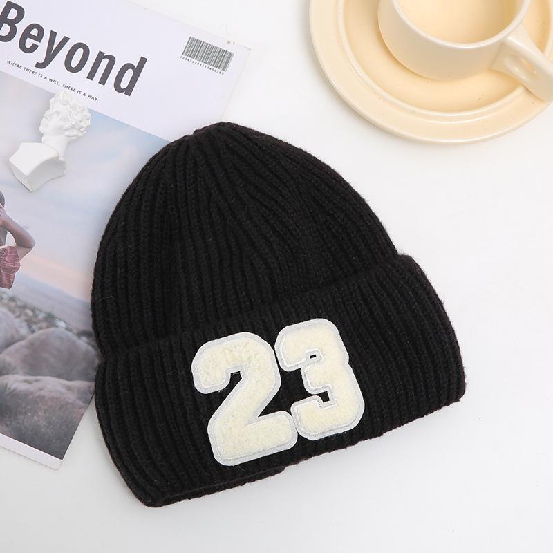 Новая шапка для женщин, зимняя теплая, с плюшем, утолщенная вязаная шапка, корейский стиль, для студентов, парная, с нашивкой, цифровая, пуловер, шапка от холода One Size