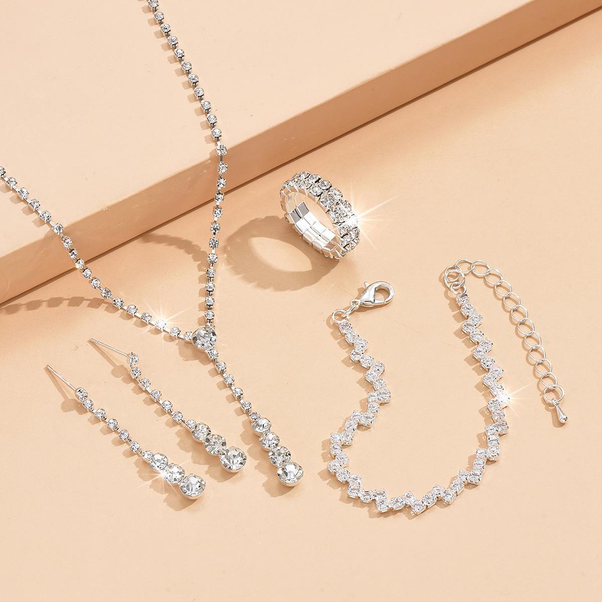 2026 Fashion Accessories Light Luxury Zircon Collarbone Chain, Niche Design Set Chain Rhinestone Stud Earrings Necklace Women 45CM
2026 Fashion Accessories Light Luxury Zircon Collarbone Chain, Niche Design Set Chain Rhinestone Stud Earrings Necklace Women 45CM