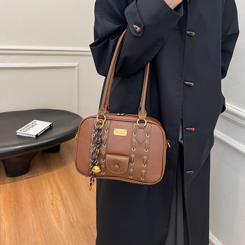 Retro portable commuter bag women s 2025 new trendy niche underarm bag large capacity bag 26*10*19
Retro portable commuter bag women s 2025 new trendy niche underarm bag large capacity bag 26*10*19