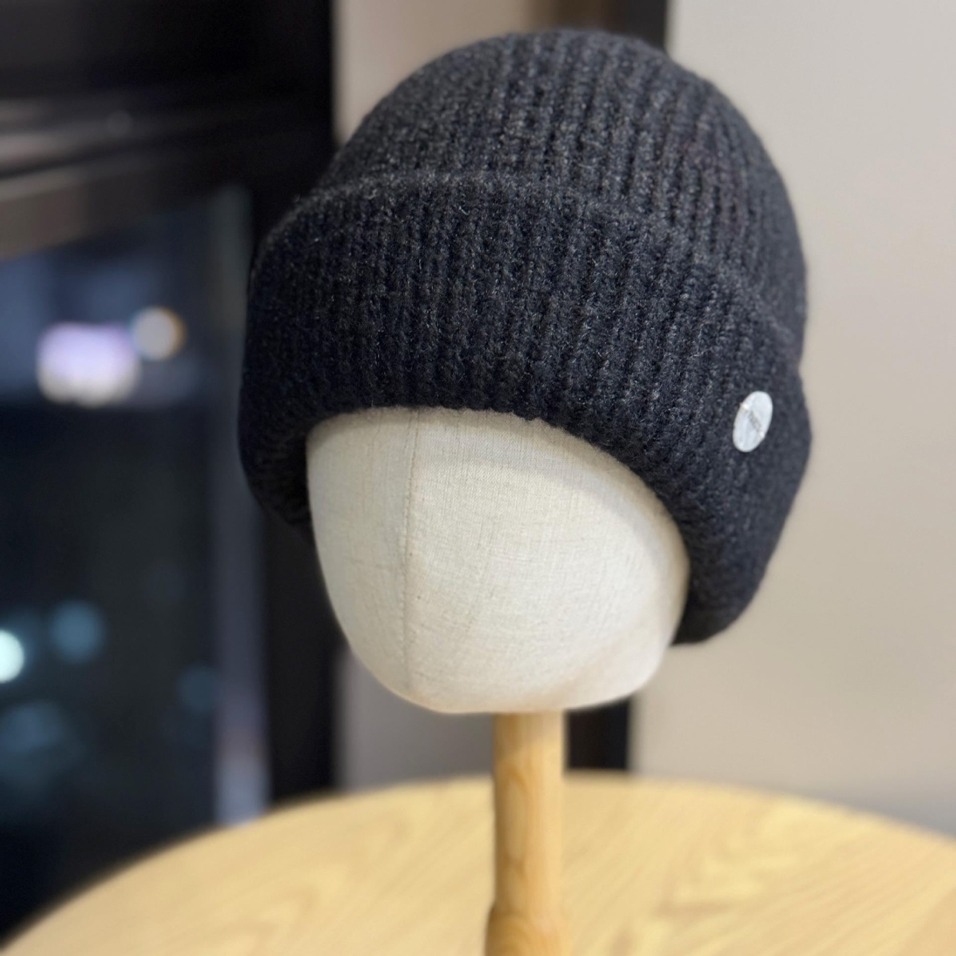 Korean-style trendy letter-print woolen hat for men and women, warm and versatile for winter, solid color knitted hat that makes the face look Adult54-60Average Size чёрный
Korean-style trendy letter-print woolen hat for men and women, warm and versatile for winter, solid color knitted hat that makes the face look Adult54-60Average Size чёрный