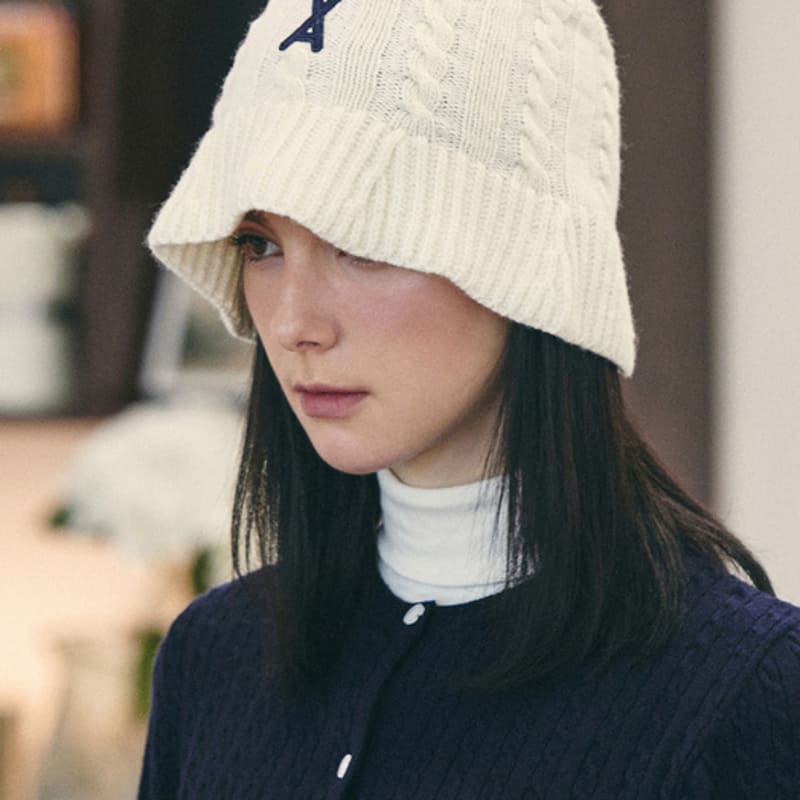 VARZAR VA Applique Cable Knit Bucket Hat Ivory FREE
VARZAR VA Applique Cable Knit Bucket Hat Ivory FREE