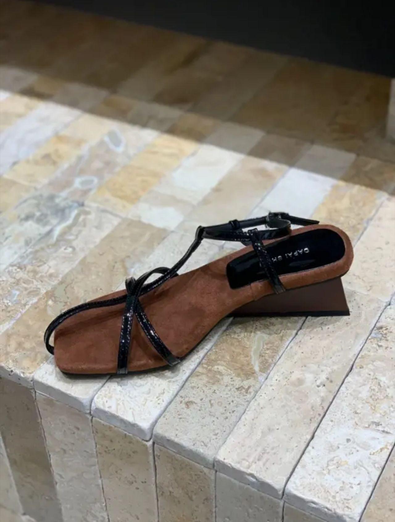 Niche Outer Wear Summer Roman Sandals Fashion Temperament Design Sense Year Slope Heel Cool Slippers Women Open Toe 39 чорний
Niche Outer Wear Summer Roman Sandals Fashion Temperament Design Sense Year Slope Heel Cool Slippers Women Open Toe 39 чорний