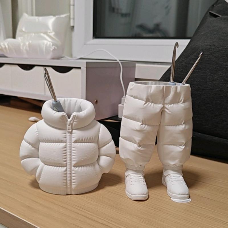 1pc Cute Down Jacket-Shaped Pen Holder,Creative 3D Printed afor Classroom Student,Desktop Stationery,Home Office Desk Decoration
1pc Cute Down Jacket-Shaped Pen Holder,Creative 3D Printed afor Classroom Student,Desktop Stationery,Home Office Desk Decoration