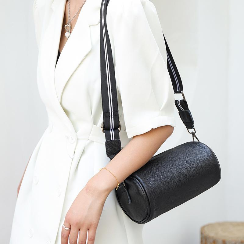 Shoulder bag women s new lightweight small round barrel satchel casual trend fashion solid color women s bag messenger bag білий
Shoulder bag women s new lightweight small round barrel satchel casual trend fashion solid color women s bag messenger bag білий