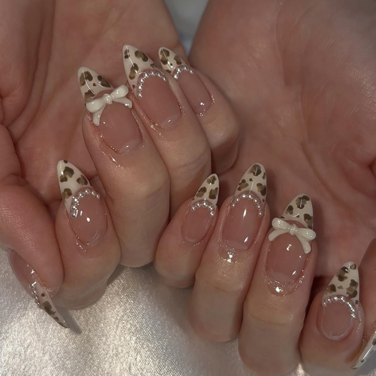 Almond Leopard Print Short False Nails with Pearl Bow Design
Almond Leopard Print Short False Nails with Pearl Bow Design