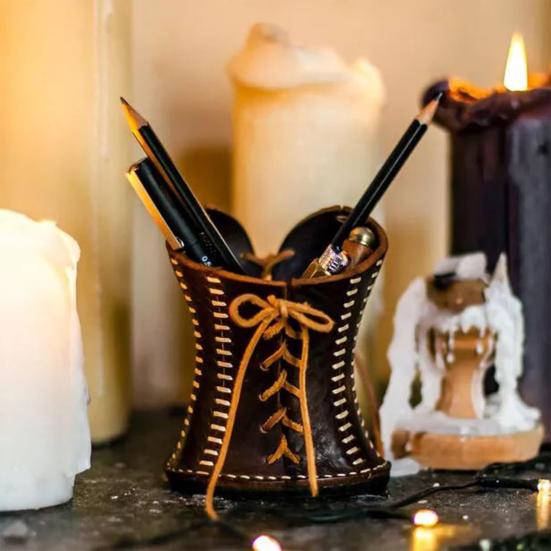 Faux Leather Corset Pen Holder Home Office School Classroom Desk Pencil Cup коричневий
Faux Leather Corset Pen Holder Home Office School Classroom Desk Pencil Cup коричневий