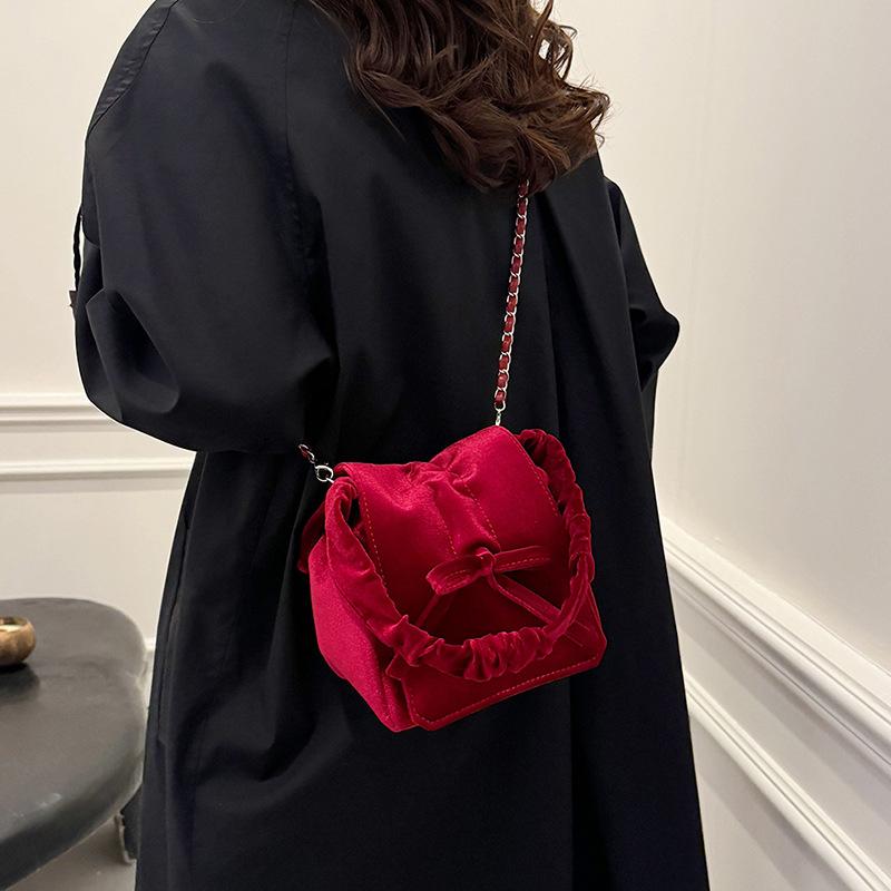 Women s bag autumn and winter new retro versatile shoulder armpit bag high-end soft leather crossbody large-capacity small square bag 17*12*16*22 красный
Women s bag autumn and winter new retro versatile shoulder armpit bag high-end soft leather crossbody large-capacity small square bag 17*12*16*22 красный