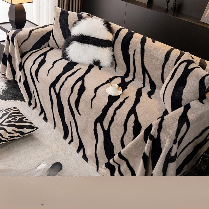 Плюшевое диванное полотенце с кроликом, осенне-зимнее полностью завернутое покрывало, нескользящая подушка, высококачественная ткань, утолщенное зимнее одеяло с рисунком зебры 180*230
Плюшевое диванное полотенце с кроликом, осенне-зимнее полностью завернутое покрывало, нескользящая подушка, высококачественная ткань, утолщенное зимнее одеяло с рисунком зебры 180*230