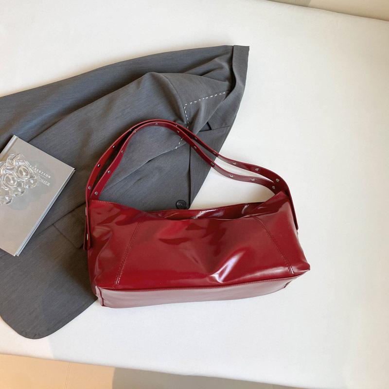 2025 new retro oil wax leather messenger bag crescent bag large capacity shoulder bag wide shoulder strap high value women s bag червоний
2025 new retro oil wax leather messenger bag crescent bag large capacity shoulder bag wide shoulder strap high value women s bag червоний
