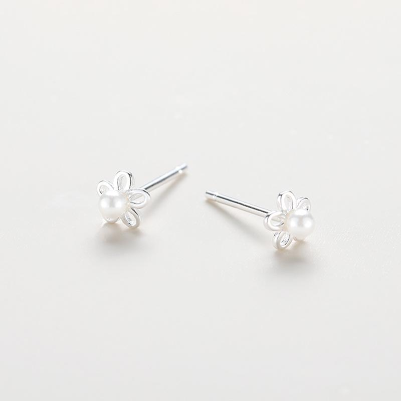 Серьги-гвоздики в форме цветка. Женские простые, свежие и милые серьги-гвоздики с имитацией жемчуга. Простой дизайн.
Серьги-гвоздики в форме цветка. Женские простые, свежие и милые серьги-гвоздики с имитацией жемчуга. Простой дизайн.