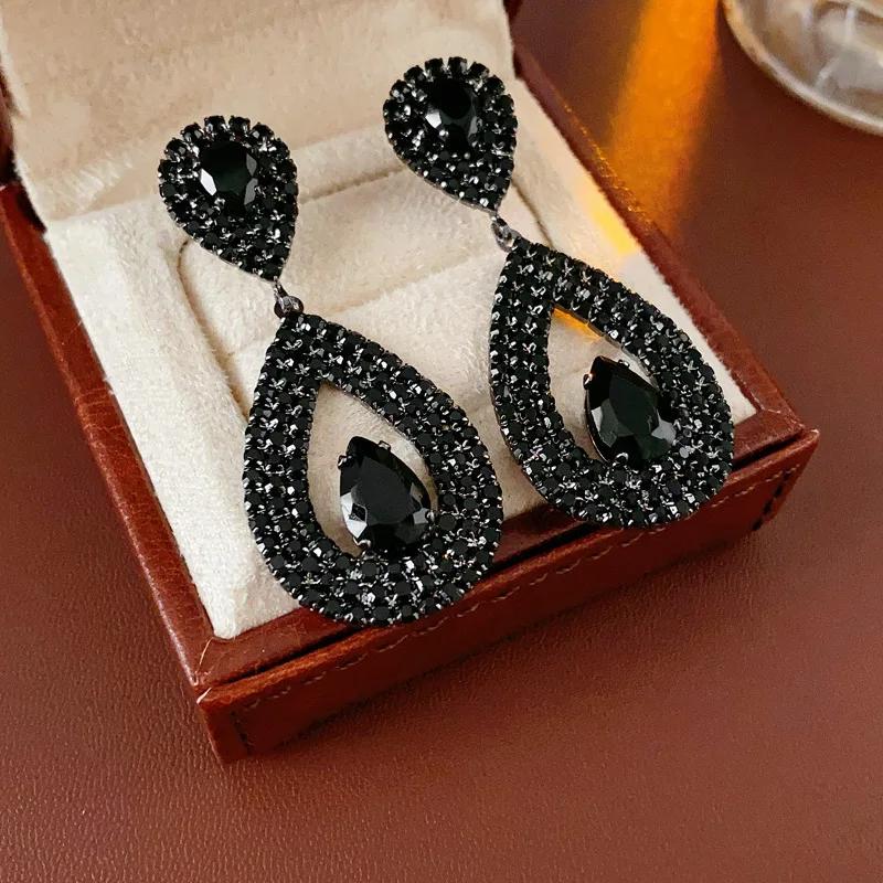 Циркониевые серьги-капли овальной формы Модные европейские и американские преувеличенные серьги для женщин Темперамент Легкая роскошь Циркон
Циркониевые серьги-капли овальной формы Модные европейские и американские преувеличенные серьги для женщин Темперамент Легкая роскошь Циркон