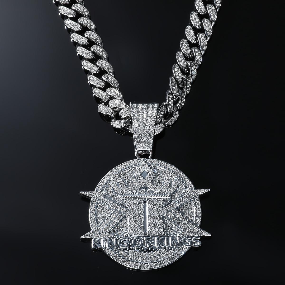 Подвеска на кубинской цепочке с буквами KINGS и бриллиантами, аксессуары в стиле хип-хоп
Подвеска на кубинской цепочке с буквами KINGS и бриллиантами, аксессуары в стиле хип-хоп