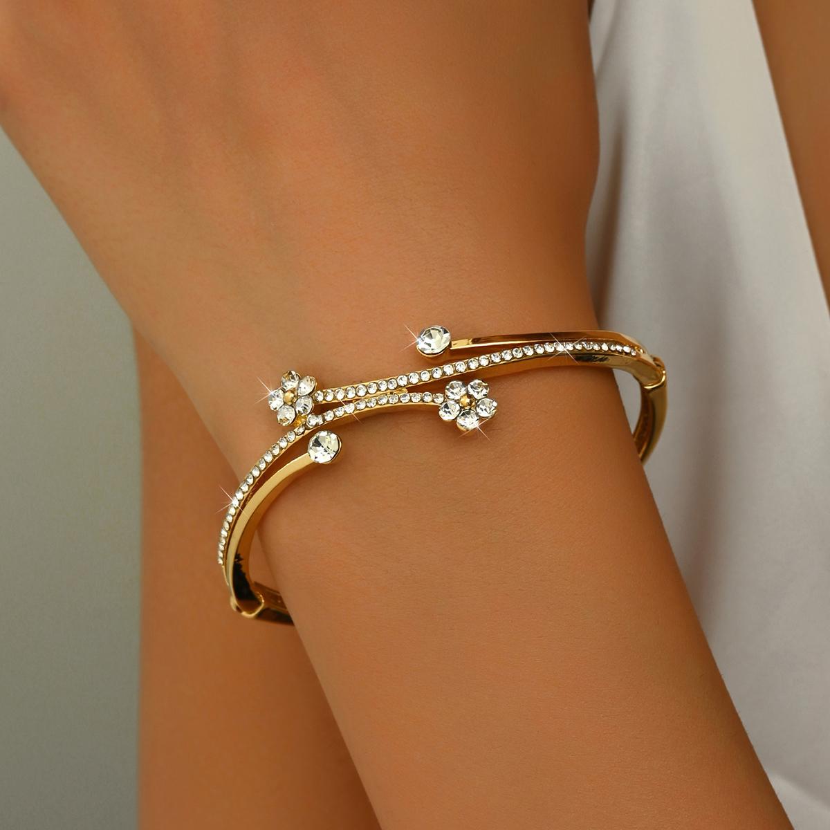 1PC Women s Fashion Trend Design Sense Small Flower Bracelet Travel Banquet Party Dress up Gift
1PC Women s Fashion Trend Design Sense Small Flower Bracelet Travel Banquet Party Dress up Gift