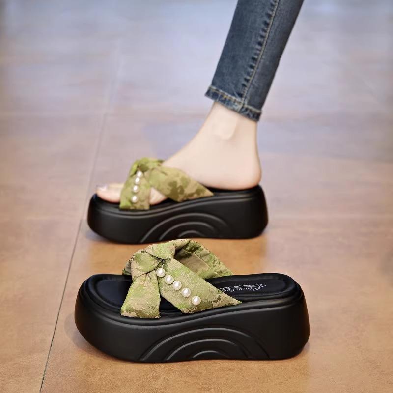 Summer thick-soled one-pedal height-increasing slippers 2025 pearl new fashion one-word muffin bottom outer slippers 35 чёрный
Summer thick-soled one-pedal height-increasing slippers 2025 pearl new fashion one-word muffin bottom outer slippers 35 чёрный