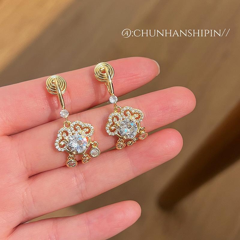 Delicate zircon Ruyi safe lock earrings, ear hooks, female, Chinese style design, high-end light luxury ear clips, no ear piercings.
Delicate zircon Ruyi safe lock earrings, ear hooks, female, Chinese style design, high-end light luxury ear clips, no ear piercings.