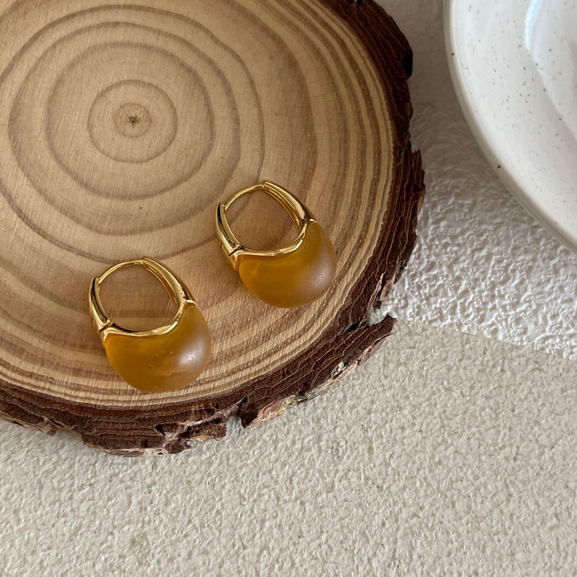 Exquisite Retro Stud Earrings: Light Luxury High-End Ear Cuffs for Women, 2024 New Spring/Summer Versatile Style Hot Seller.
Exquisite Retro Stud Earrings: Light Luxury High-End Ear Cuffs for Women, 2024 New Spring/Summer Versatile Style Hot Seller.