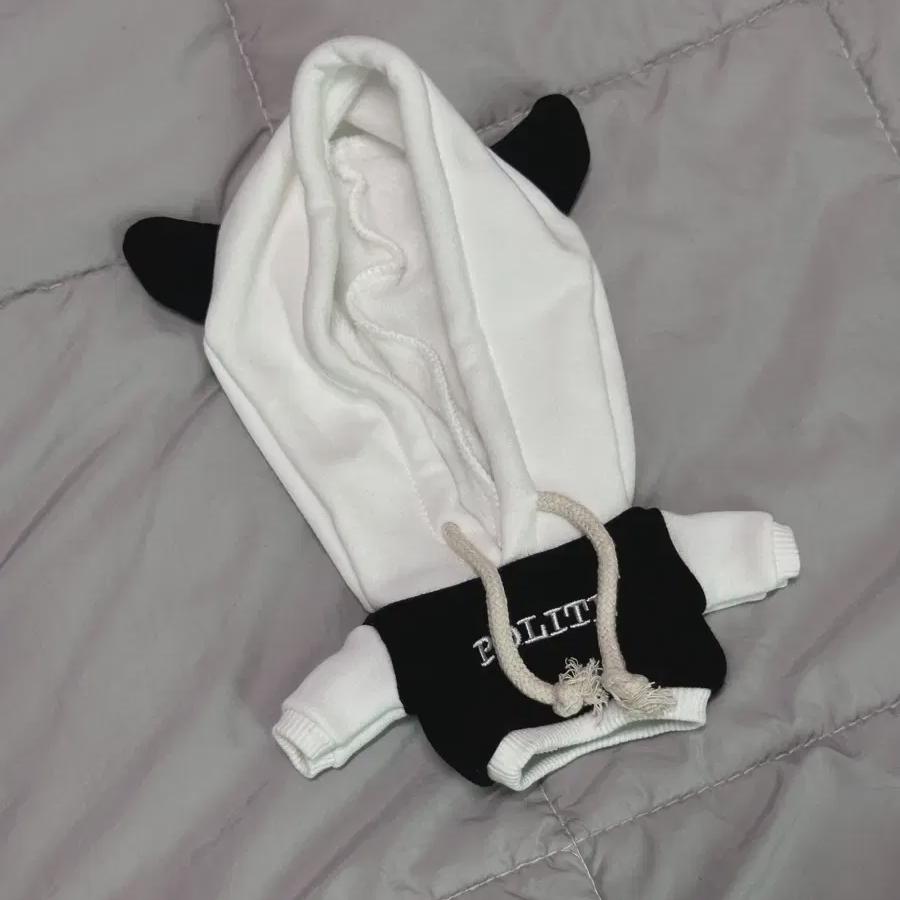 Белое платье с капюшоном 20 см
Белое платье с капюшоном 20 см