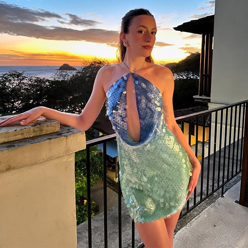 Платье-халтер с пайетками, платье с вырезами, платье-веер контрастных цветов M зелёный
Платье-халтер с пайетками, платье с вырезами, платье-веер контрастных цветов M зелёный