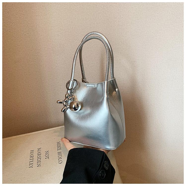 Summer senior sense Korean version portable women s bag 2025 new simple bucket bag fashionable shoulder messenger bag серебряный
Summer senior sense Korean version portable women s bag 2025 new simple bucket bag fashionable shoulder messenger bag серебряный