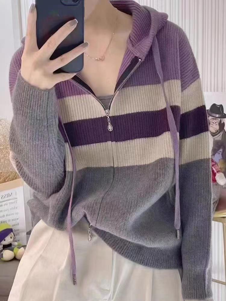 Вязаный кардиган с капюшоном на двойной молнии, в полоску, с ленивым сочетанием цветов, на осень 2025 года, свободный и тонкий свитер-топ для женщин one size фиолетовый
Вязаный кардиган с капюшоном на двойной молнии, в полоску, с ленивым сочетанием цветов, на осень 2025 года, свободный и тонкий свитер-топ для женщин one size фиолетовый