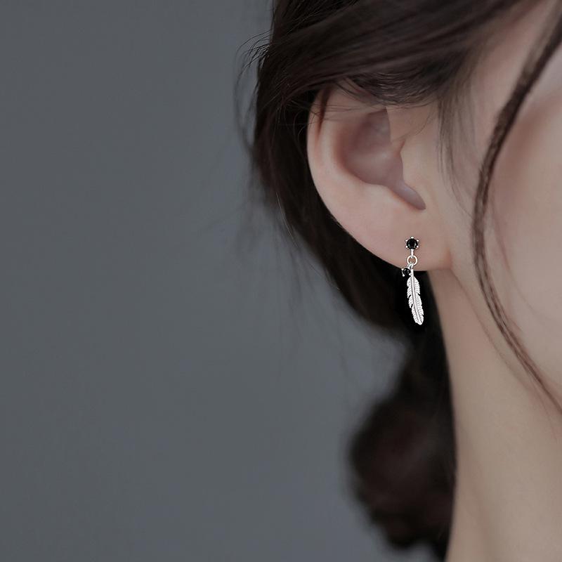 2022 Niche Design Feather Stud Earrings for Women - 925 Sterling Silver, Light Luxury Summer Style
2022 Niche Design Feather Stud Earrings for Women - 925 Sterling Silver, Light Luxury Summer Style