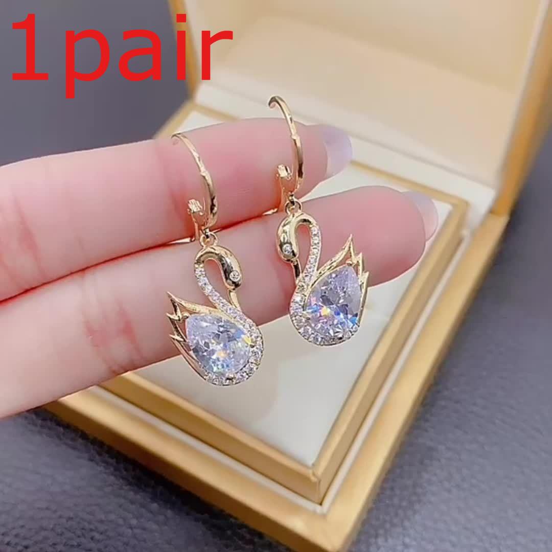 1 Pair of Luxurious Golden-Tone Swan Dangle Earrings with Sparkling Rhinestones - Elegant Zinc Alloy Fashion Jewelry for Women
1 Pair of Luxurious Golden-Tone Swan Dangle Earrings with Sparkling Rhinestones - Elegant Zinc Alloy Fashion Jewelry for Women