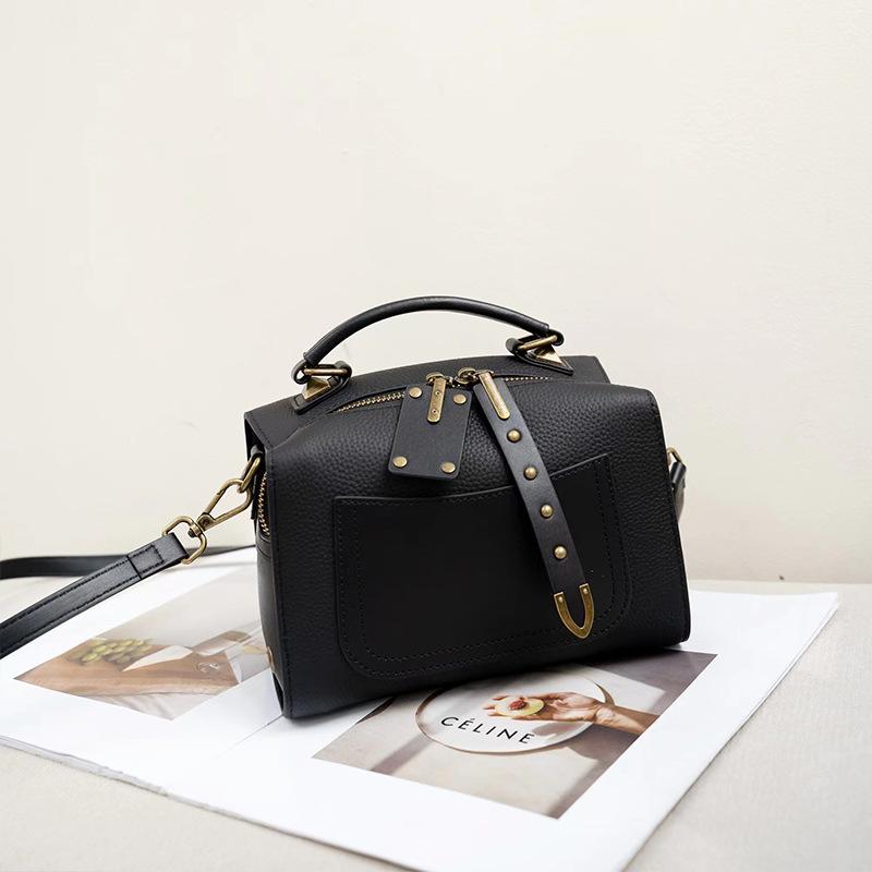 2025 Top Layer Cowhide New Fashion Women s Bag High-end Single Shoulder Crossbody Versatile Boston Handbag 20.5*14*12.5
2025 Top Layer Cowhide New Fashion Women s Bag High-end Single Shoulder Crossbody Versatile Boston Handbag 20.5*14*12.5