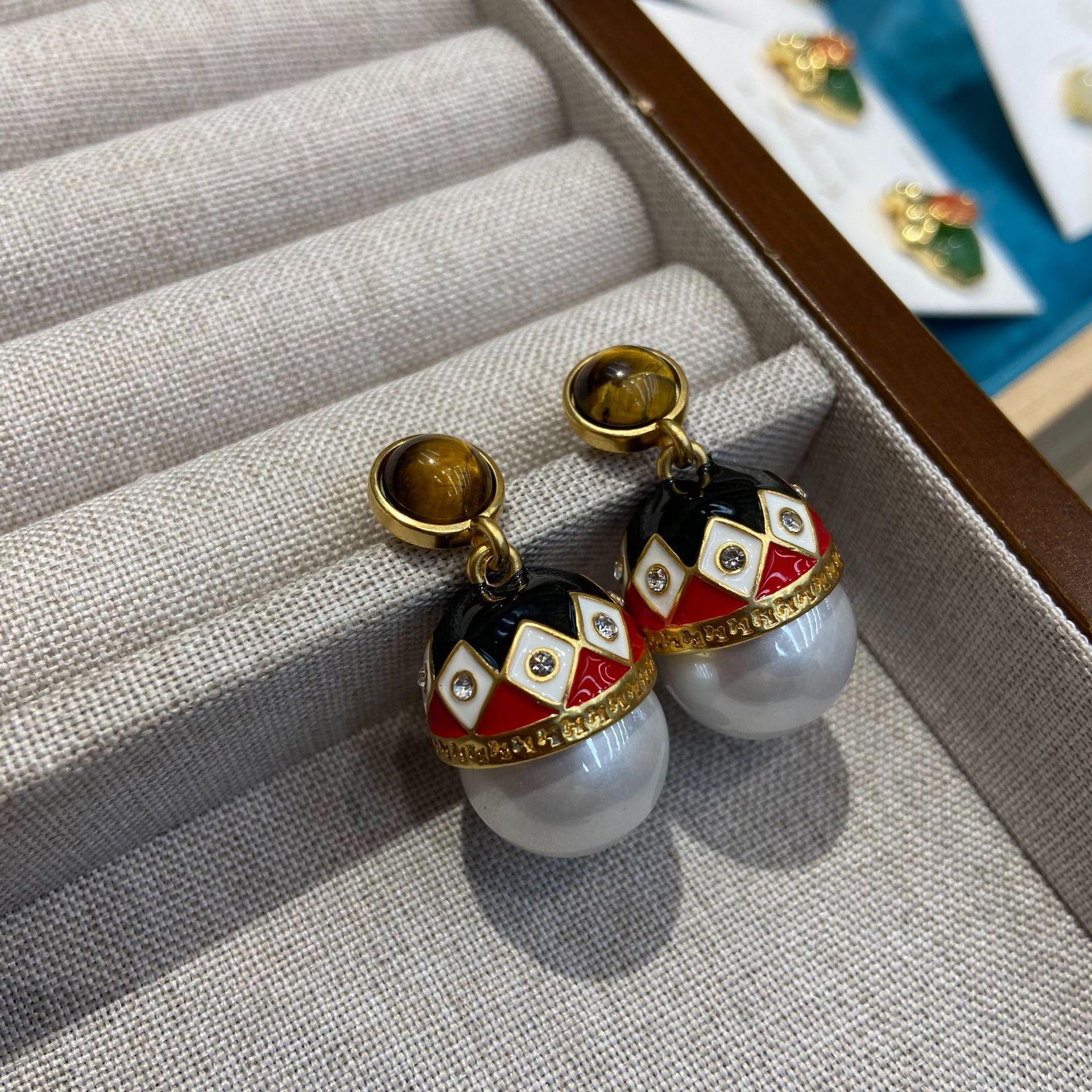 Original Retro Court Style Drip Oil Enamel Chinese Earrings Pearl Earrings, High-End Sense Light Luxury Temperament Medieval Earrings
Original Retro Court Style Drip Oil Enamel Chinese Earrings Pearl Earrings, High-End Sense Light Luxury Temperament Medieval Earrings