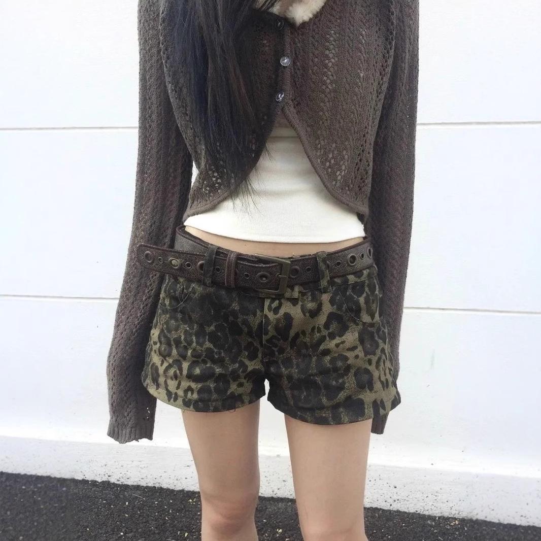 Women’s Y2K Low-Waisted Leopard Print Denim Shorts - Retro A-Line Hot Pants S леопард друку кольору
Women’s Y2K Low-Waisted Leopard Print Denim Shorts - Retro A-Line Hot Pants S леопард друку кольору