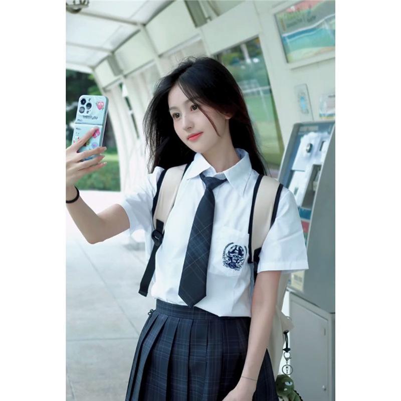 Летняя униформа JK в студенческом стиле: Женский комплект: белая рубашка с коротким рукавом и плиссированная клетчатая юбка с вышивкой XS
Летняя униформа JK в студенческом стиле: Женский комплект: белая рубашка с коротким рукавом и плиссированная клетчатая юбка с вышивкой XS