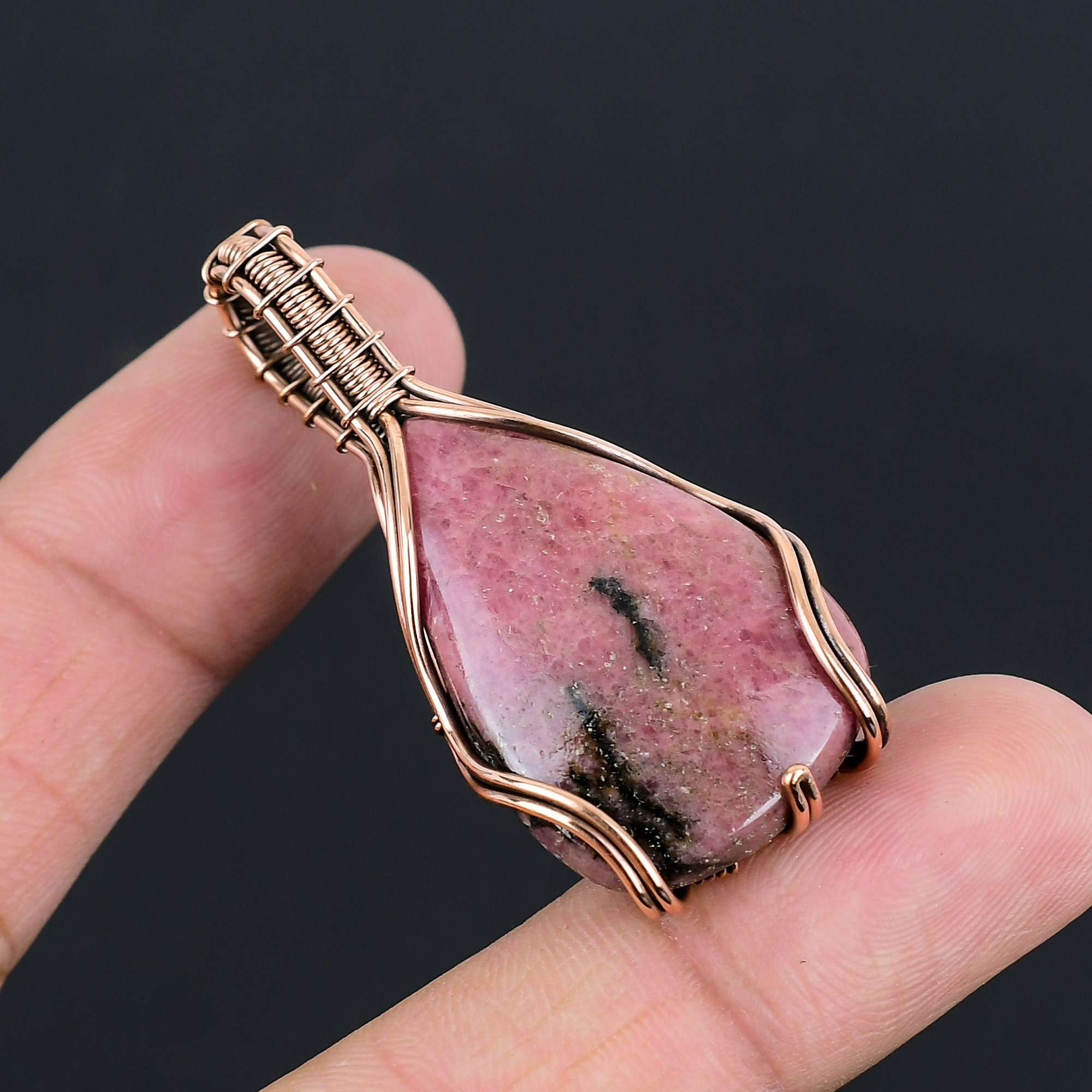 Подвеска из родонита | Оплетенная оксидированная медная проволока | Ожерелье с подвеской | Подвеска из меди ручной работы, ювелирное украшение в подарок для нее/негоLC-307
Подвеска из родонита | Оплетенная оксидированная медная проволока | Ожерелье с подвеской | Подвеска из меди ручной работы, ювелирное украшение в подарок для нее/негоLC-307