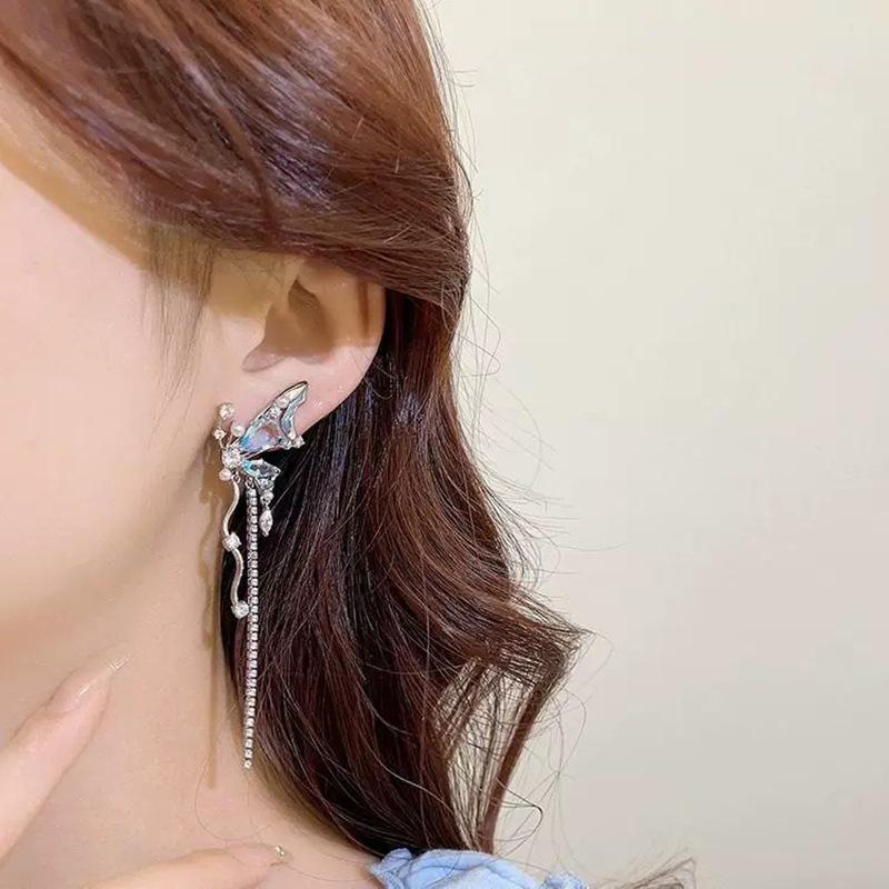 New asymmetric diamond-encrusted pearl butterfly fringed ear clip earrings women s fashion high-end niche stud earrings
New asymmetric diamond-encrusted pearl butterfly fringed ear clip earrings women s fashion high-end niche stud earrings