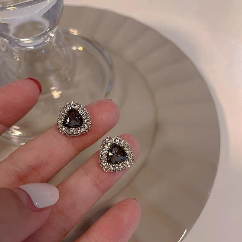 Retro black zircon stud earrings for women s niche light luxury simple design high-end autumn and winter versatile earrings women s ear jewelry
Retro black zircon stud earrings for women s niche light luxury simple design high-end autumn and winter versatile earrings women s ear jewelry