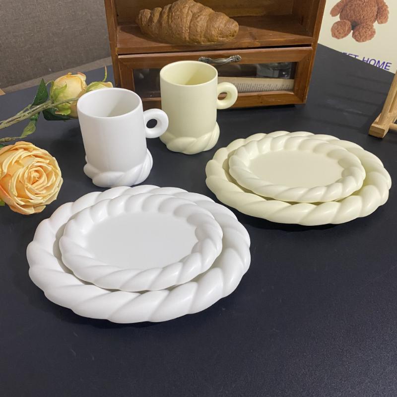 Ceramic Twist Creative Twist Snack Delicate Light Dessert Fruit Plate Coffee Milk Mug Desktop Decoration Coffee Mug with Plate
Ceramic Twist Creative Twist Snack Delicate Light Dessert Fruit Plate Coffee Milk Mug Desktop Decoration Coffee Mug with Plate