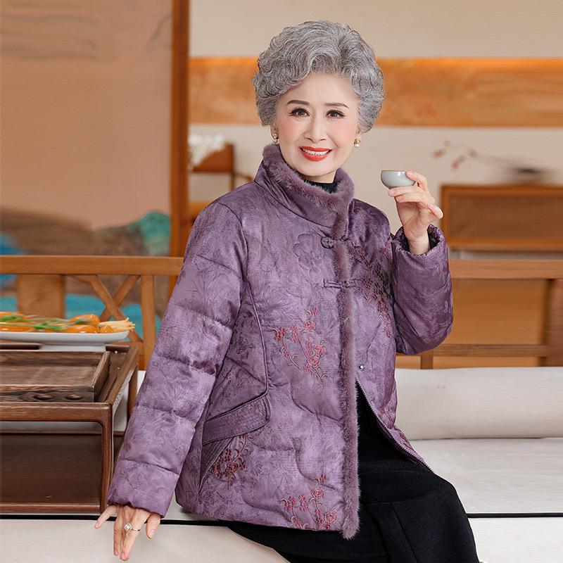 Women s Fur Collar Down Jacket for Middle-Aged & Elderly - 90% Down Winter Coat for Grandma 4XL (145-160kg) світло-фіолетового кольору
Women s Fur Collar Down Jacket for Middle-Aged & Elderly - 90% Down Winter Coat for Grandma 4XL (145-160kg) світло-фіолетового кольору