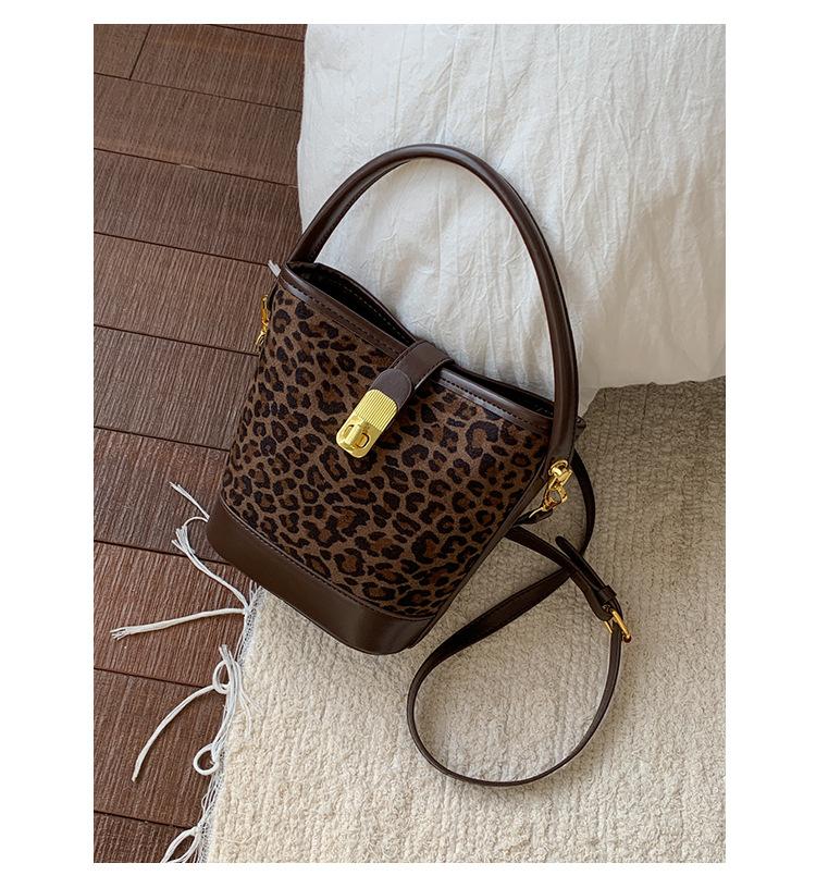 Niche leopard print bag women s 2025 new autumn and winter versatile one-shoulder crossbody bag fashionable hand-held bucket bag
Niche leopard print bag women s 2025 new autumn and winter versatile one-shoulder crossbody bag fashionable hand-held bucket bag