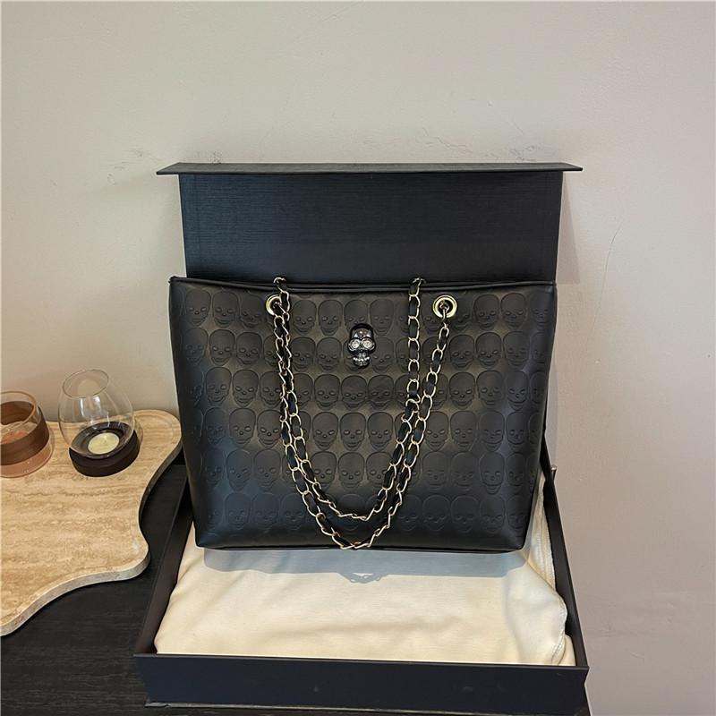 Summer new solid color retro simple personality large capacity bag fashion trend women s shoulder tote bag чорний
Summer new solid color retro simple personality large capacity bag fashion trend women s shoulder tote bag чорний