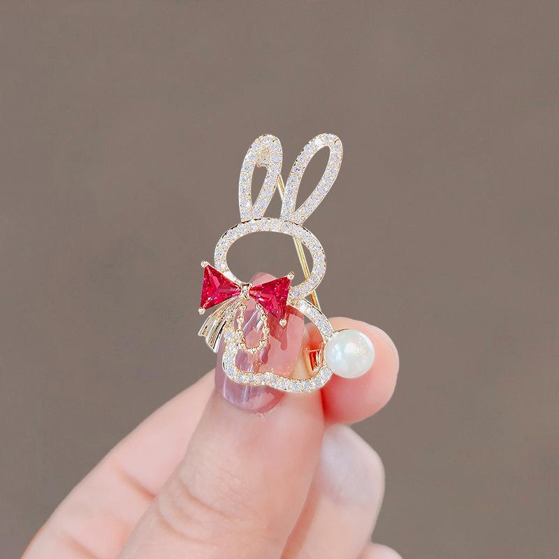 Cute rabbit bow tie high-end anti-light brooch women s rhinestone corsage pin collar pin temperament suit accessories Red bow tie rabbit
Cute rabbit bow tie high-end anti-light brooch women s rhinestone corsage pin collar pin temperament suit accessories Red bow tie rabbit