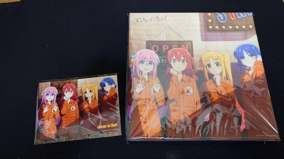 Bocchi the complete set bonus for purchasing all Comes with a newly illustrated storage box for all bonus for purchasing all Includes square canvas
Bocchi the complete set bonus for purchasing all Comes with a newly illustrated storage box for all bonus for purchasing all Includes square canvas