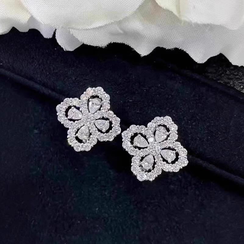 LOOP Women s S925 Sterling Silver Four-Leaf Clover Stud Earrings with Sapphire and Moissanite Flower Design
LOOP Women s S925 Sterling Silver Four-Leaf Clover Stud Earrings with Sapphire and Moissanite Flower Design